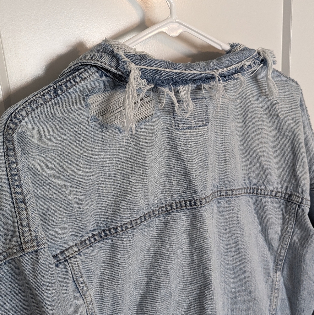 American Eagle Cropped Oversized Jean Jacket Very Distressed sz M - Picture 6 of 8